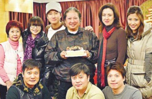 洪金寶老婆人稱「最美港姐」小他13歲，「一生未孕」卻為老公養4子被寵27年！