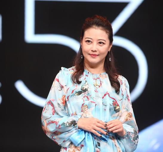 51歲周海媚撞衫42歲舒淇，女神和婦女的差距很大，歲月果然不饒人！