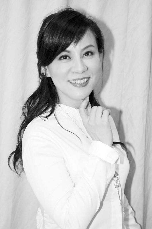 女兒自殺、父親去世、兒子車禍，如今57歲的她不得不重返歌壇！
