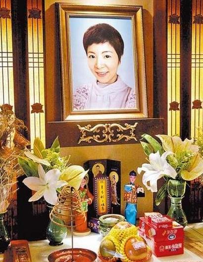 女兒自殺、父親去世、兒子車禍，如今57歲的她不得不重返歌壇！