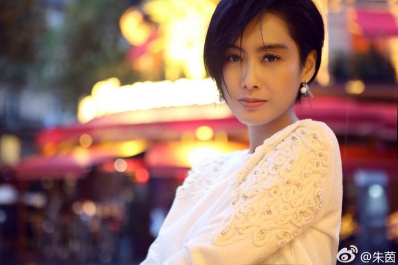 【怎麼老成這樣？！】「凍齡女神」朱茵膚色暗黃、皺紋盡現！網友：這不是我們的紫霞仙子！