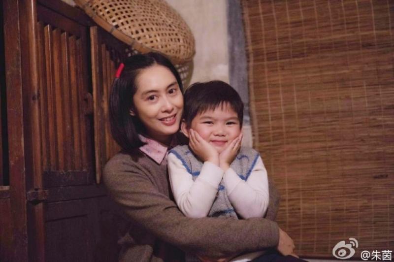 【怎麼老成這樣？！】「凍齡女神」朱茵膚色暗黃、皺紋盡現！網友：這不是我們的紫霞仙子！