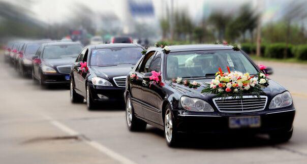 女兒每天給乞丐一個饅頭，10年後村裡來一排豪車，見到來人她傻了