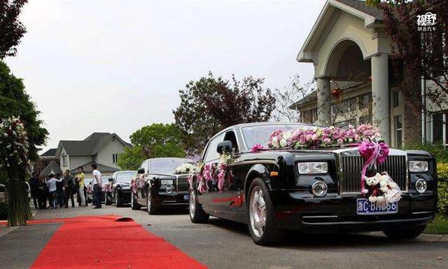 女兒每天給乞丐一個饅頭，10年後村裡來一排豪車，見到來人她傻了