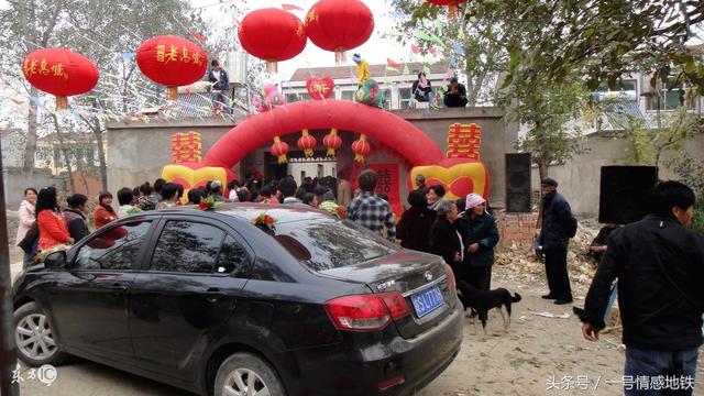 繼母嫁過來那天，爸爸將我鎖進柴房，繼母打開門抓住了我的手……