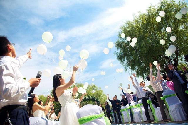 母親臨終前給個包裹，叮囑兒子交給未來兒媳婦，婚禮上一拆傻了眼