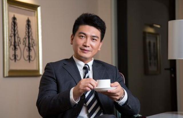 負氣離家二十年，回來見父母變成兩座墳，跪地給堂哥嫂百萬銀行卡