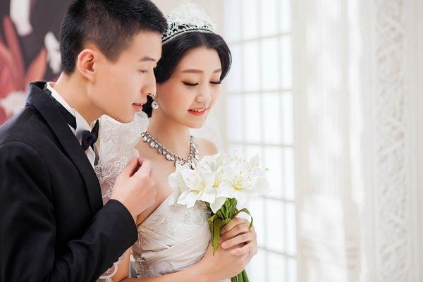給女兒打電話聽見她大笑，旁邊有其他動靜，我跑去給女婿一巴掌