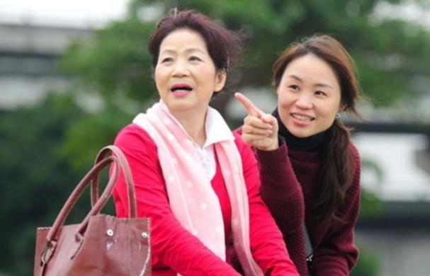 女兒生雙胞胎我去看望，進門見親家母在哄孩子，我流淚打自己耳光
