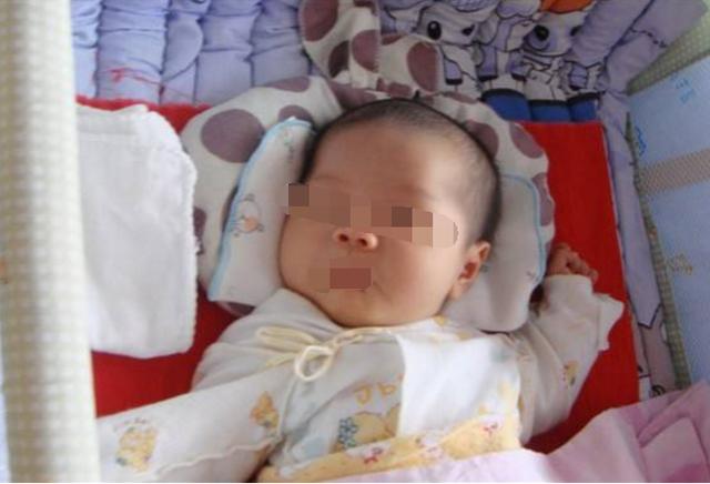 女兒生雙胞胎我去看望，進門見親家母在哄孩子，我流淚打自己耳光