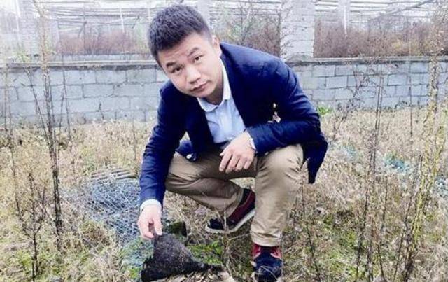 老人拾荒養大男棄嬰，生母攜二十萬來認回，兒子的話讓她無地自容