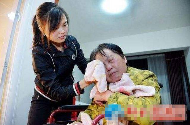 老人拾荒養大男棄嬰，生母攜二十萬來認回，兒子的話讓她無地自容