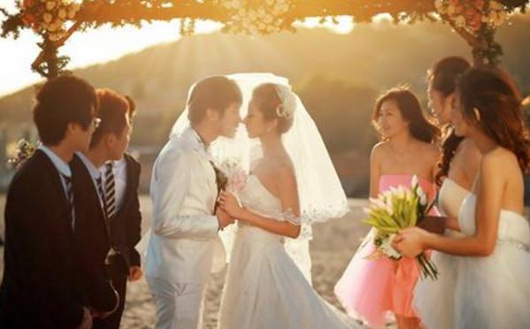 我的婆婆沒有給彩禮，丈夫在婚禮上與父母交談，婆婆罵丈夫白眼狼