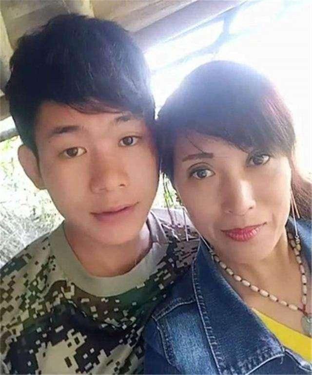 40歲婦女的二婚丈夫才19歲，兩人站一起像母子，婚後男孩很黏她
