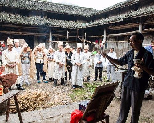 丈夫去世，我和女兒苦熬10年，一天家門口來輛豪車，我淚流成河