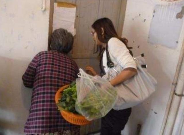 兒子接我進城養老，兒媳每周日讓我外出散步，得知原因我決定回鄉