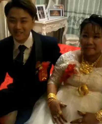 23歲小伙娶49歲女子，朋友不理解，當看到新娘後都低下了頭！