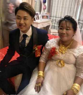 23歲小伙娶49歲女子，朋友不理解，當看到新娘後都低下了頭！