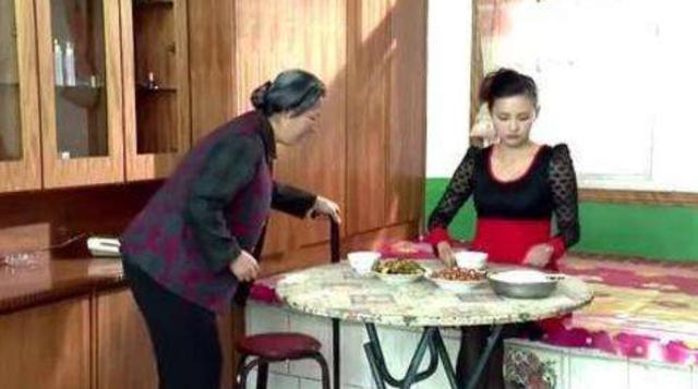 母親來照顧妻子坐月子，下班回家看到一桌飯菜，我把母親送回農村