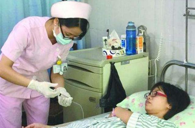 妻子重症他四處借錢碰壁，同學雪中送炭，給錢時的話讓他淚流滿面