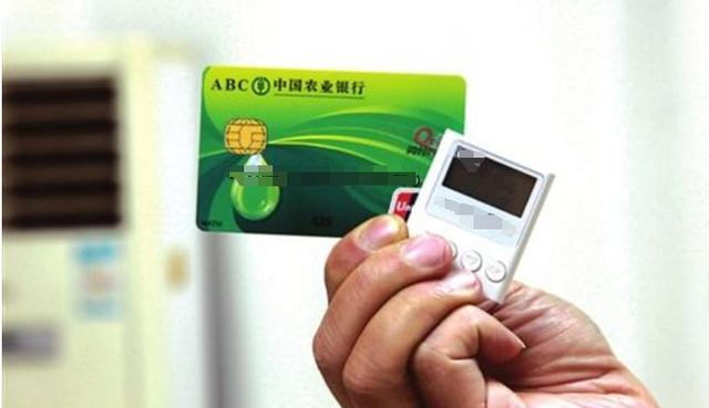 妻子重症他四處借錢碰壁，同學雪中送炭，給錢時的話讓他淚流滿面