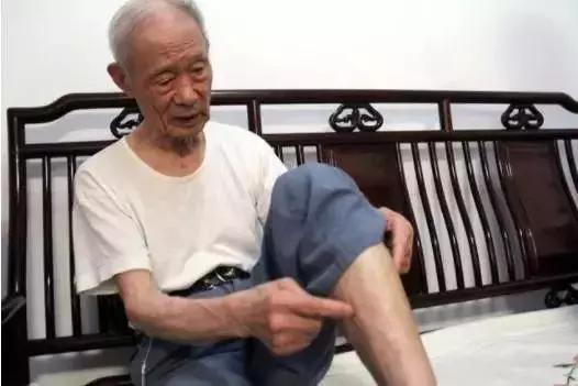 老丈人，離婚了就沒義務養你們一家了，你愛上哪兒告上哪兒告去吧