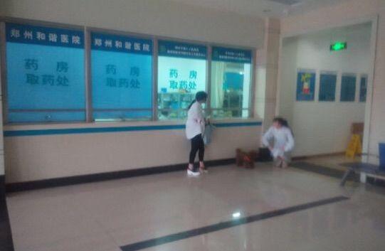 媽住院我準備賣房治病，前夫送來一袋蘋果，打開袋子我給他發兩字