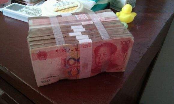 媽住院我準備賣房治病，前夫送來一袋蘋果，打開袋子我給他發兩字