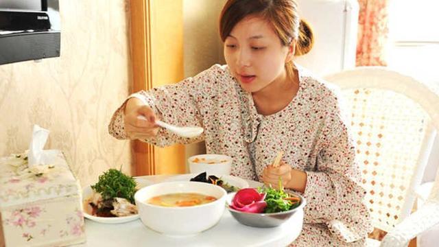 我生女兒，坐月子我媽來看我，臨走時婆婆送剩菜給媽，我哭了
