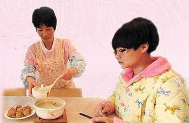 我坐月子，媽要我開工資才來照顧，三年後回娘家，我哭了媽笑了