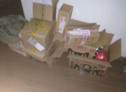 一天連收十個快遞，婆婆一怒扔了出去，兒子打開後婆婆滿臉通紅