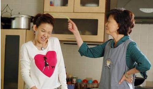 一天連收十個快遞，婆婆一怒扔了出去，兒子打開後婆婆滿臉通紅