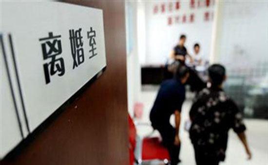 父母離婚，我選擇跟再婚的父親，聽到他打電話，我做了個決定