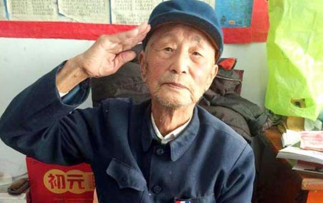 老人進城喝壽宴打包剩菜被嘲笑，得知他身份後，眾人都羞愧低頭