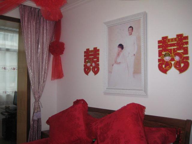 新婚夜，婆婆逼我吃剩飯，正想倒掉，剛端起碗，我熱淚盈眶