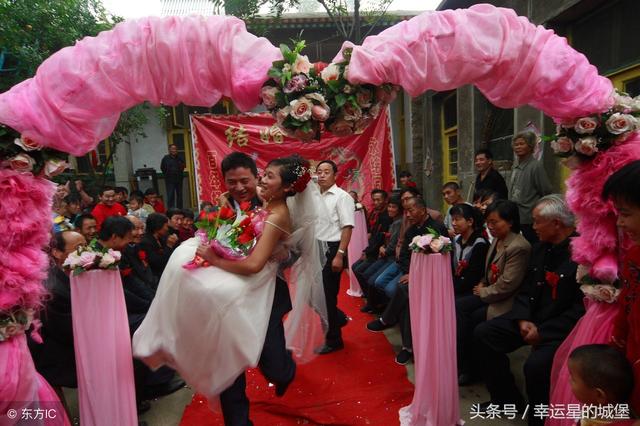 小姑子的孩子滿月，公公非讓跟俺姓，偶然翻開戶口本，俺生不如死