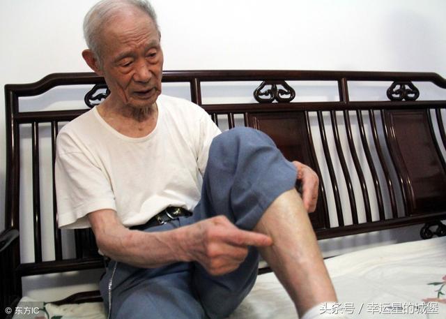 小姑子的孩子滿月，公公非讓跟俺姓，偶然翻開戶口本，俺生不如死