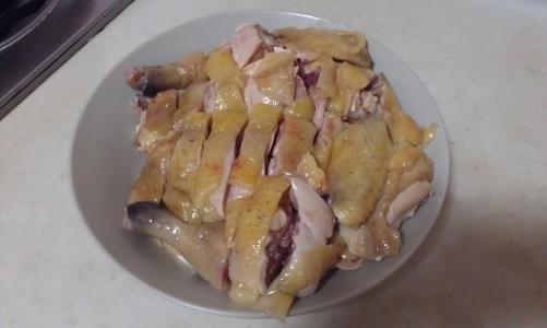 養母到我家養老，吃飯時發現沒有我的份，掀開鍋一看我哭紅雙眼
