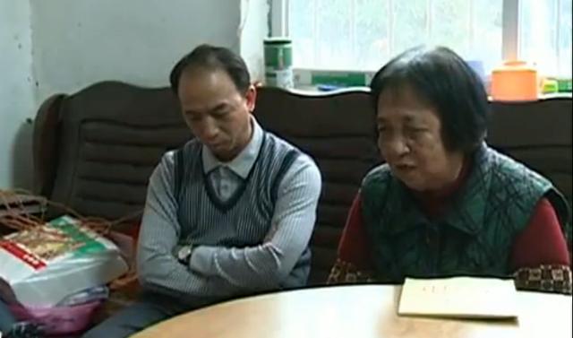 母親重病，兒子表示打死也不會回家看她，說沒有這樣的媽