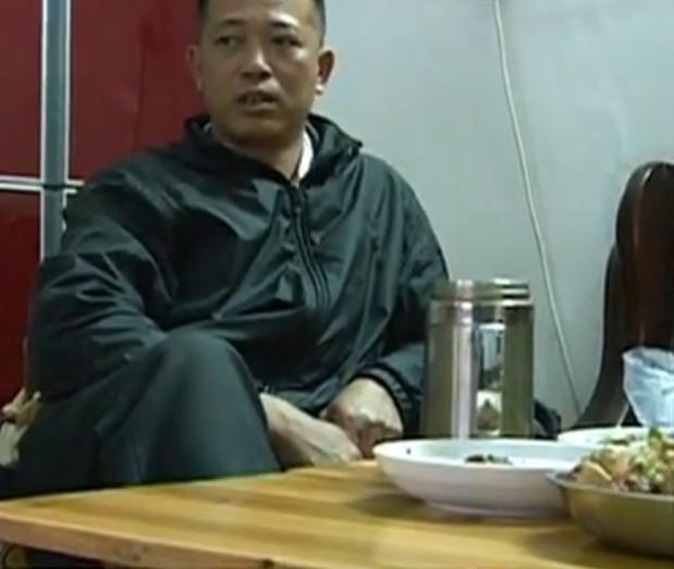 母親重病，兒子表示打死也不會回家看她，說沒有這樣的媽