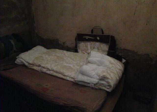 老人臨終分遺產，兒子得六千，只給女兒床舊棉被，到家發現是個寶