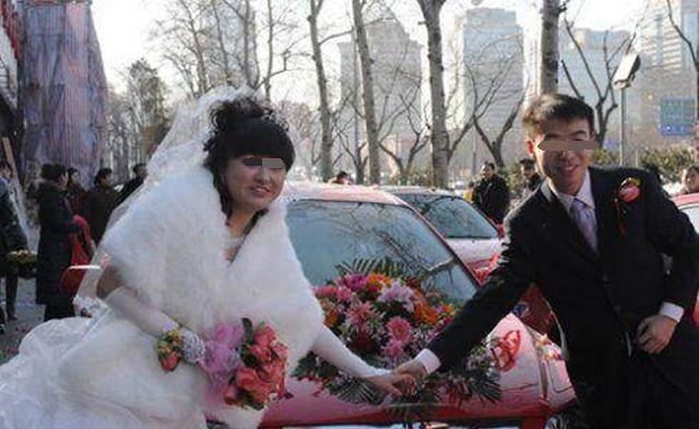 小姑子結婚我給50000，我生孩子她只送8個蘋果，打開後我紅了眼眶