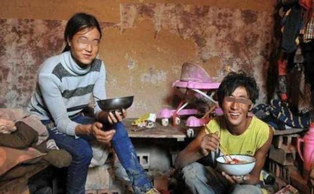 小姑子結婚我給50000，我生孩子她只送8個蘋果，打開後我紅了眼眶