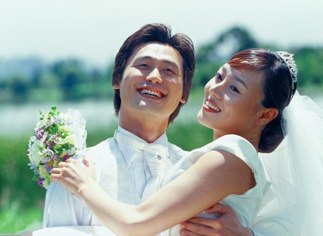 小舅子結婚，岳母讓我幫忙買房，我拒絕後她說要跳樓！