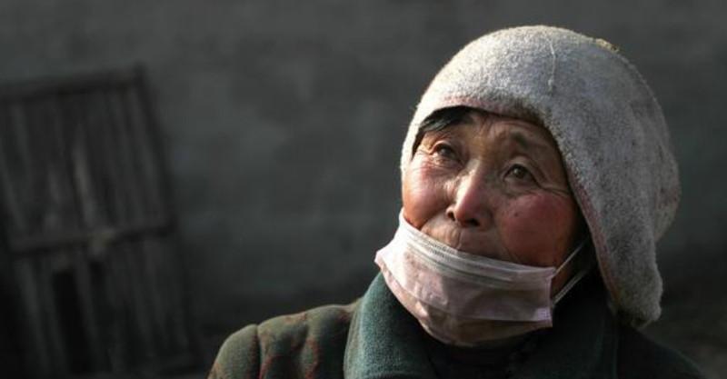 老母親進城找兒子，兒子卻處處嫌棄，老闆出來卻是滿含熱淚，傻了