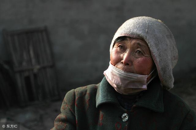 老母親進城找兒子，兒子卻處處嫌棄，老闆出來卻是滿含熱淚，傻了