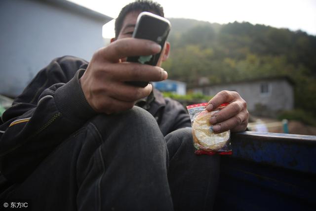 老父親帶回一傻小子要養，偶然看到一張照片，才知他身份並不一般