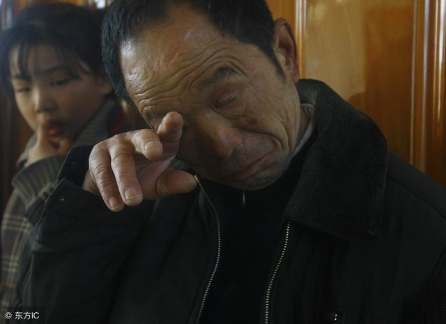老父親帶回一傻小子要養，偶然看到一張照片，才知他身份並不一般