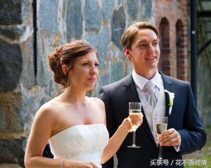 離婚兩年，女子感冒了，兒子給前夫打電話，聽到傳來的聲音她淚目
