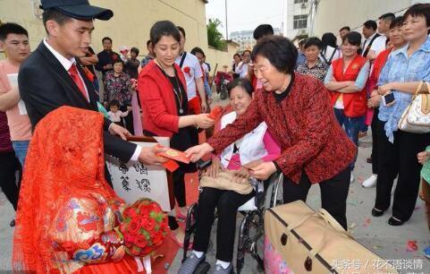 離婚兩年，女子感冒了，兒子給前夫打電話，聽到傳來的聲音她淚目